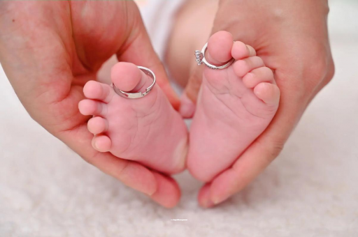 西双版纳宝宝睡觉头上都是汗